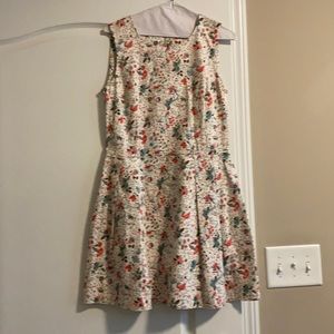 GAP floral sleeveless dress with zipper up back and pockets.